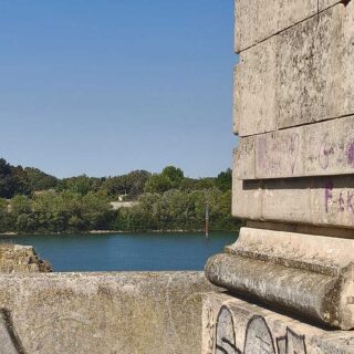 Estribos del Puente de los Leones sobre el Ródano en Arles, con el estribo de la orilla opuesta visible al fondo.